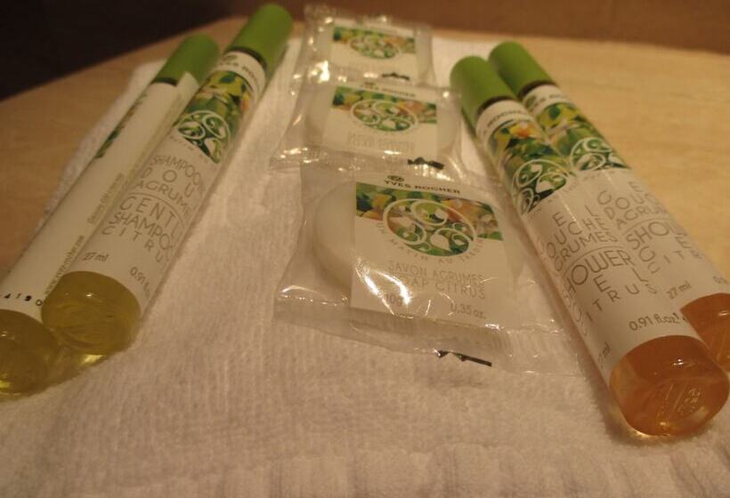 Полулюкс, Escuela Santa Cruz