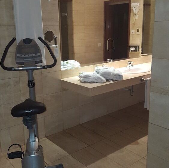 Полулюкс, Escuela Santa Cruz