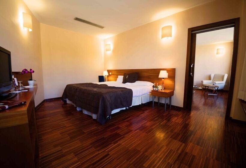 Полулюкс, Escuela Santa Cruz