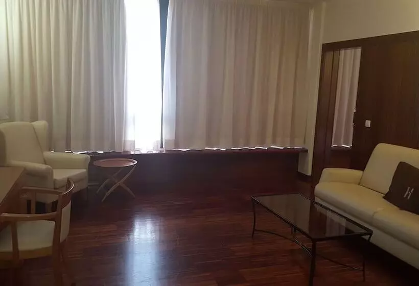 Juniorsviitti, Escuela Santa Cruz