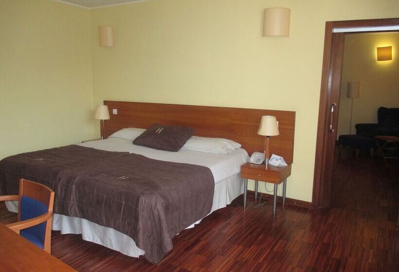 Полулюкс, Escuela Santa Cruz