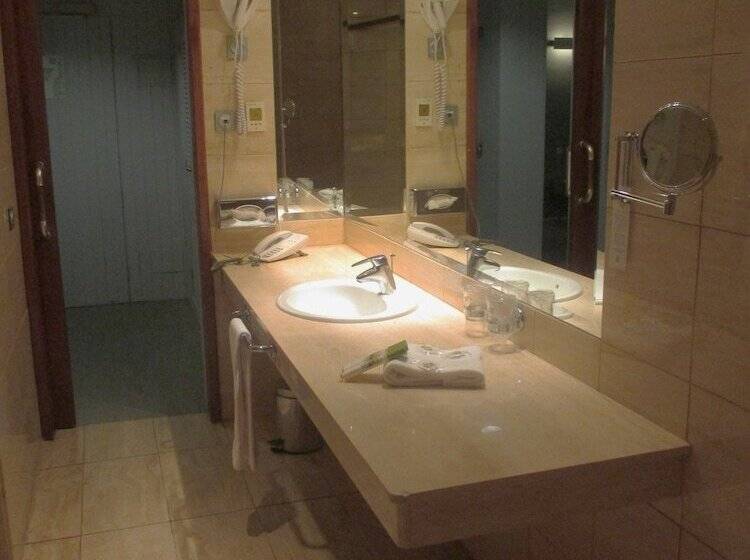 Номер Комфорт, Escuela Santa Cruz