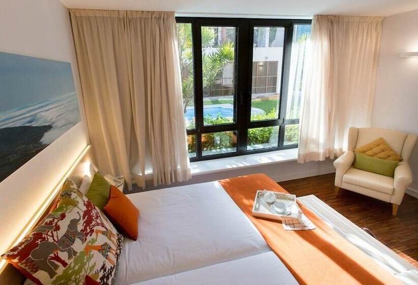 Номер Комфорт, Escuela Santa Cruz