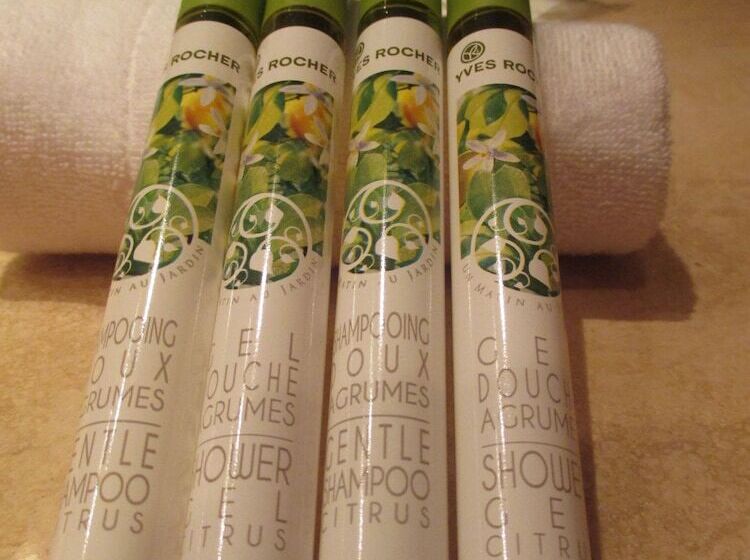 Семейный Номер, Escuela Santa Cruz