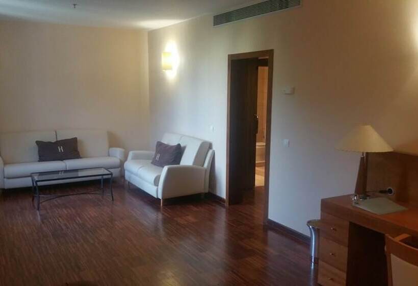 Семейный Номер, Escuela Santa Cruz