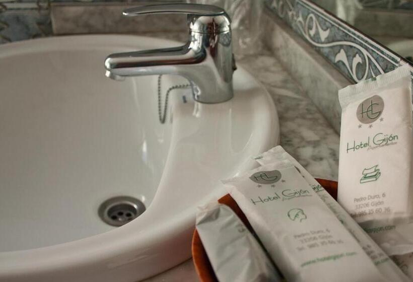 スタンダードトリプルルーム, Gijon