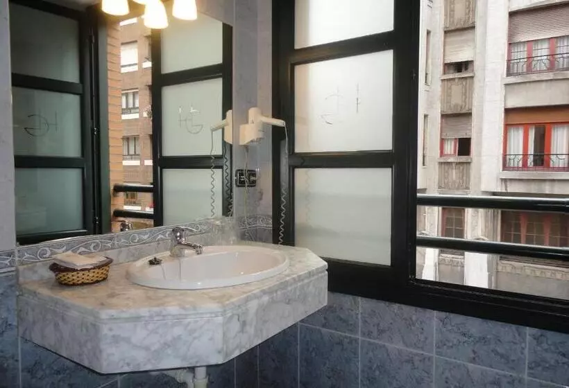 اتاق استاندارد سه نفره, Gijon