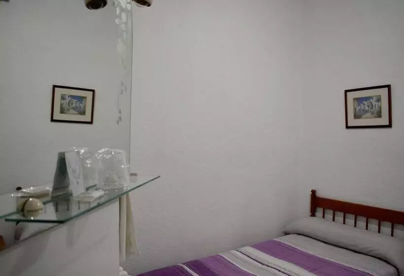 اتاق استاندارد یک تخته با سرویس بهداشتی مشترک, Hostal Oviedo