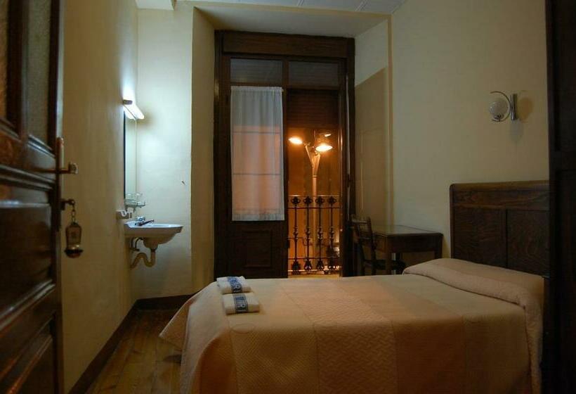 バス共有のスタンダードルーム, Hostal Paris