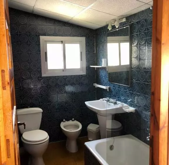 اتاق استاندارد سه نفره, Hostal Pirineos Meliz