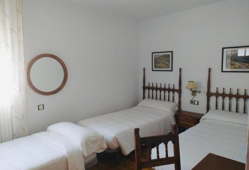 Номер Стандарт Трехместный, Hostal Pirineos Meliz