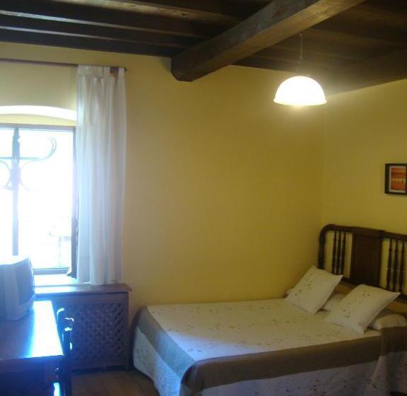 غرفة عائلية, Rural Genestoso