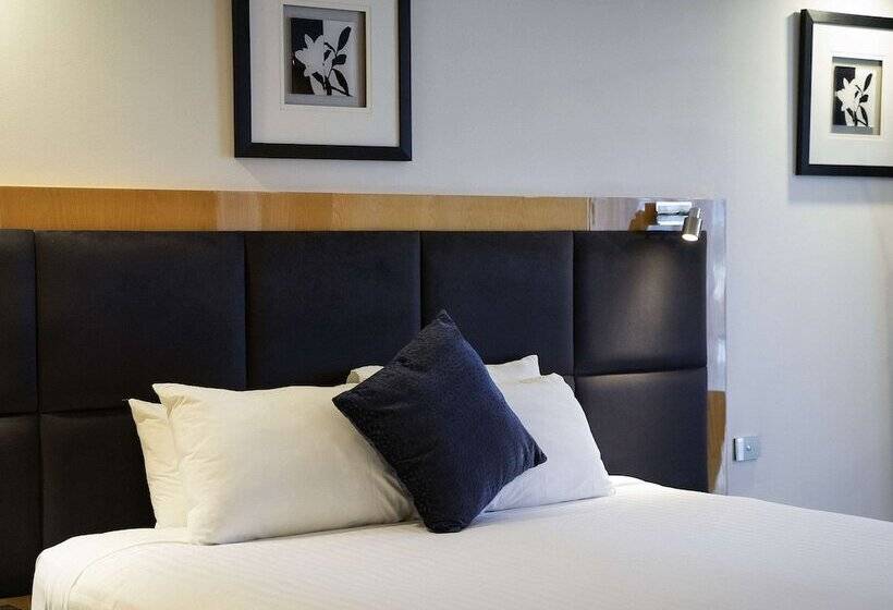 غرفة قياسية, Adelaide Rockford