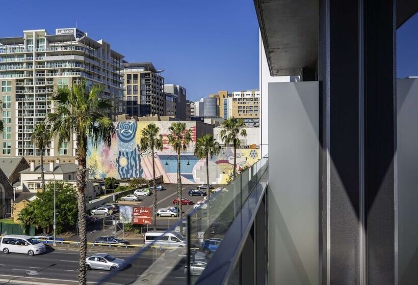 غرفة قياسية, Adelaide Rockford