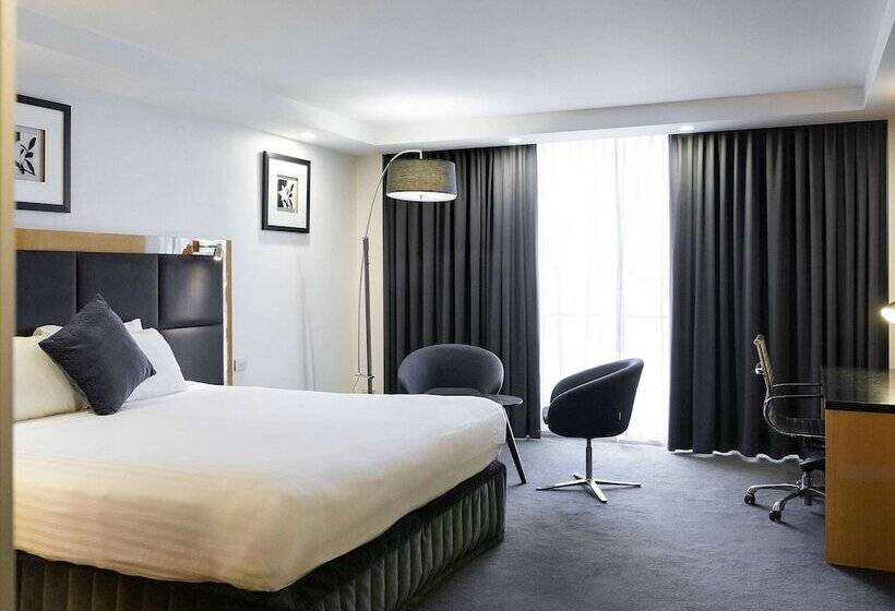 غرفة قياسية, Adelaide Rockford