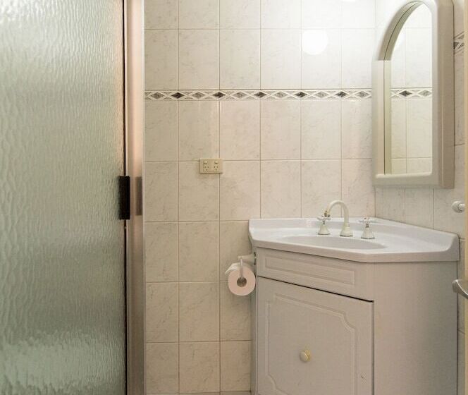 غرفة قياسية, Adelaide Royal Coach