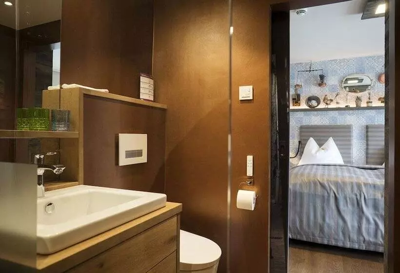 Deluxe room with river view, Boutique Hotel Im Auracher Löchl