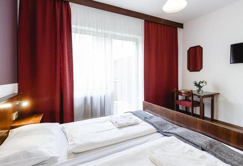 Standard Værelse, Hoffinger