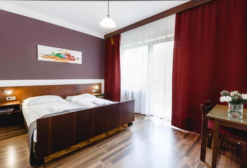 Standard Værelse, Hoffinger