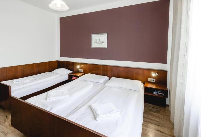 Standard 3 Pers. Værelse, Hoffinger