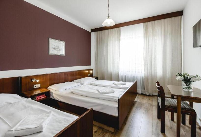 Standard 3 Pers. Værelse, Hoffinger