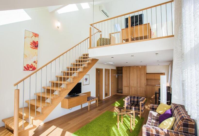 マウンテンビュースイート, Hollweger