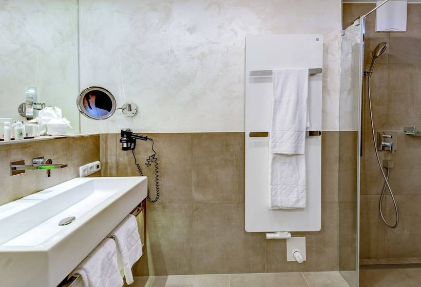 小型豪华套房, Kendler