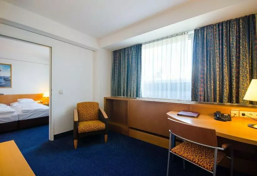 سوییت جونیور, Strudlhof Vienna