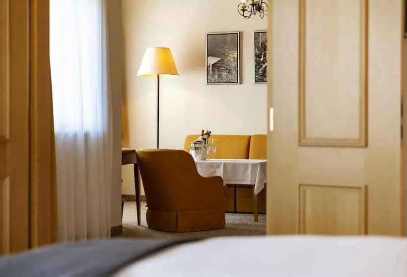 سوئیت جونیور با چشم‌انداز کوهستان, Parkhotel Seefeld