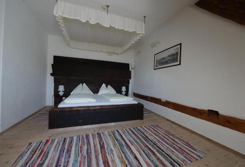 جناح مطلّ علي الجبل, Post Karlon