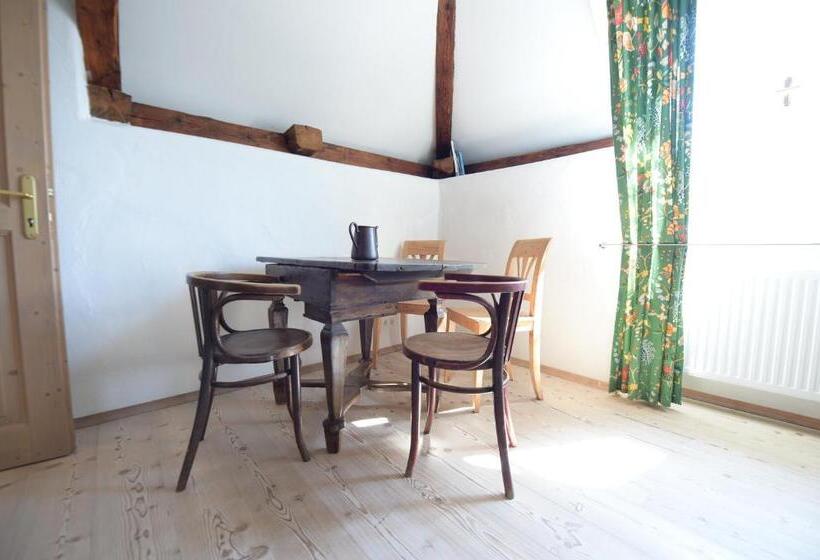 جناح مطلّ علي الجبل, Post Karlon