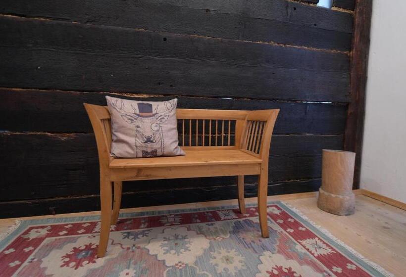 جناح مطلّ علي الجبل, Post Karlon