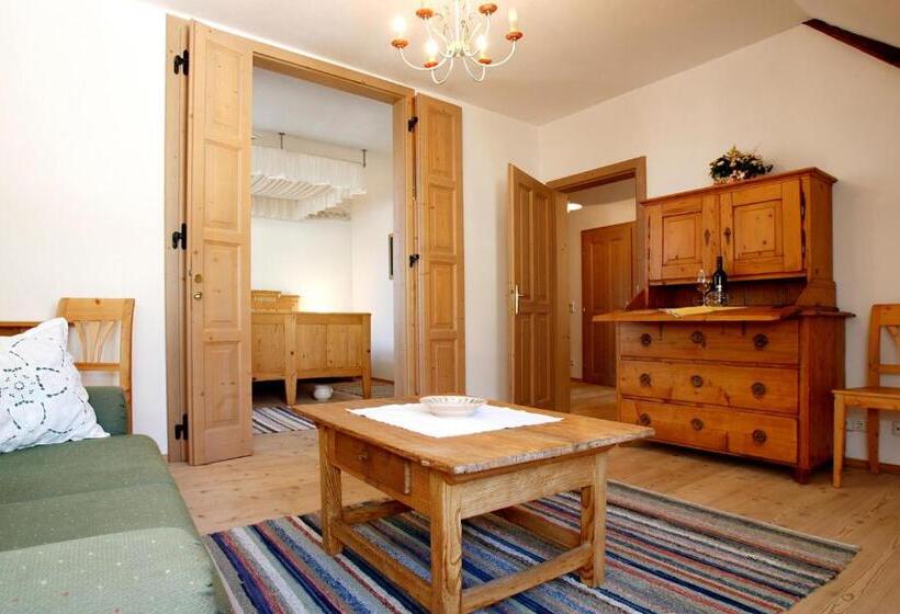 غرفة ديلوكس عائلية, Post Karlon