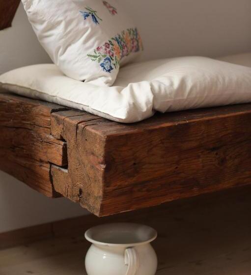 جناح مطلّ علي الجبل, Post Karlon