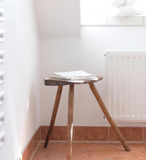 جناح مطلّ علي الجبل, Post Karlon