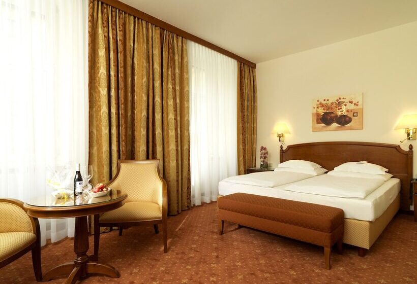 חדר סופריור, Stefanie   Vienna S Oldest