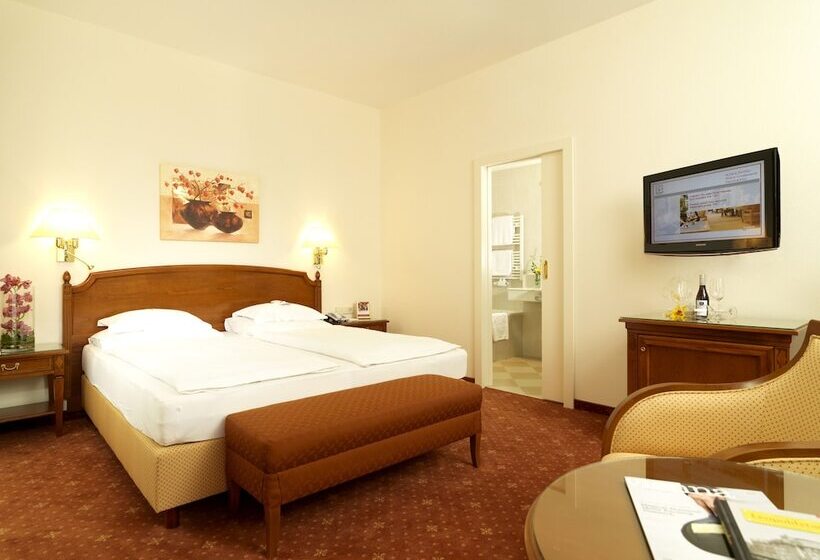 חדר סופריור, Stefanie   Vienna S Oldest