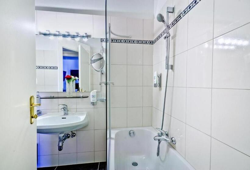 اتاق استاندارد سه نفره, Viktoria Schonbrunn