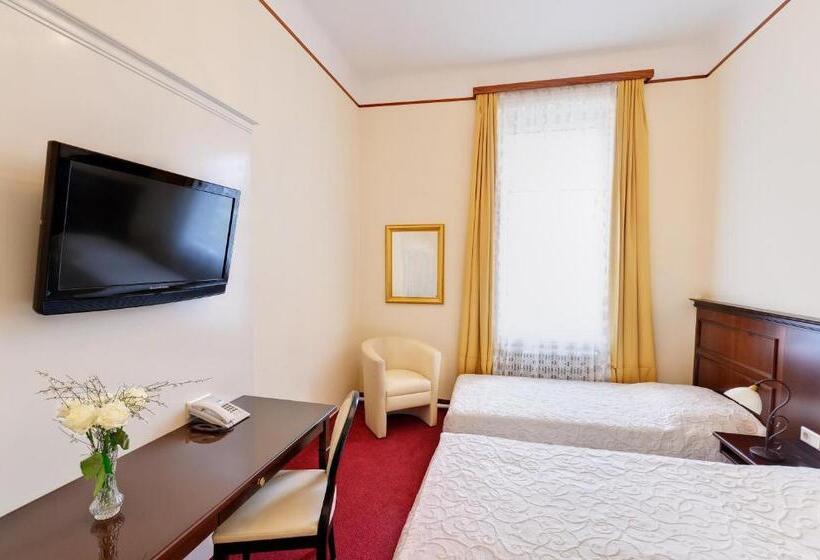 اتاق استاندارد سه نفره, Viktoria Schonbrunn