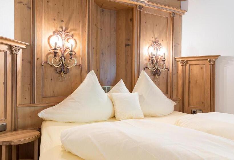 סוויטת ג'וניור, Alte Post