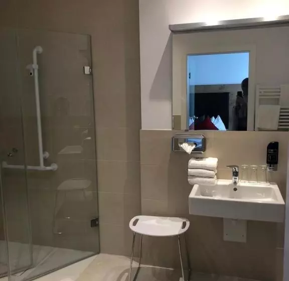 Camera Standard Letto King Accessibile ai persone con mobilità ridotta, Wilder Mann