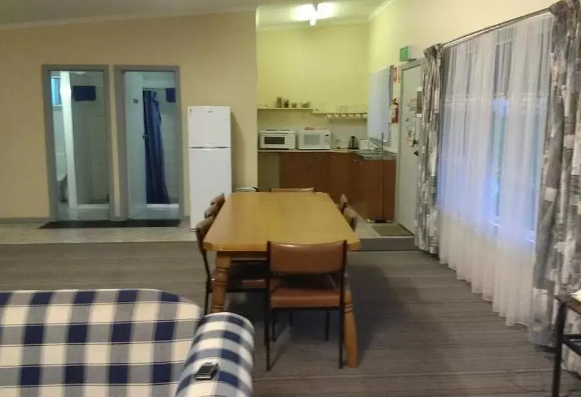 Huoneisto 4 Makuuhuonetta, Avalon Motel