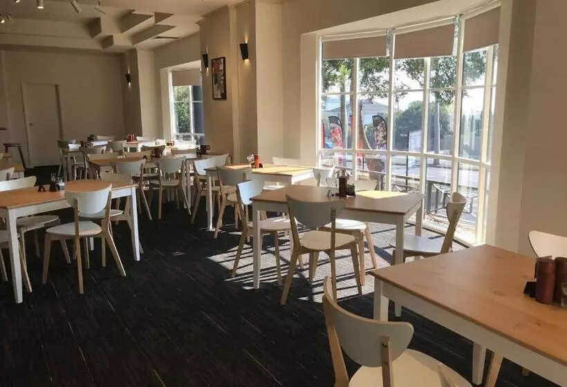 デラックストリプルルーム, Beau Monde International
