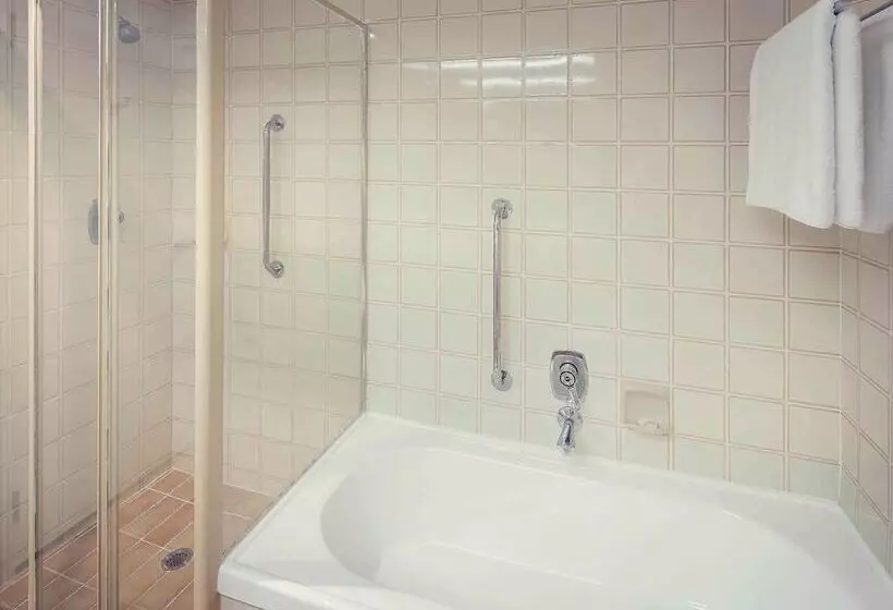 Superior Oda, Mercure Perth