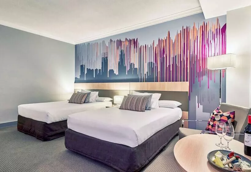 Superior Oda, Mercure Perth