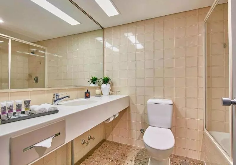Superior Oda, Mercure Perth