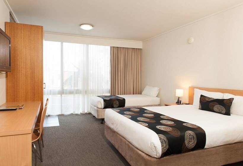 חדר סופריור, Mitchell On Main