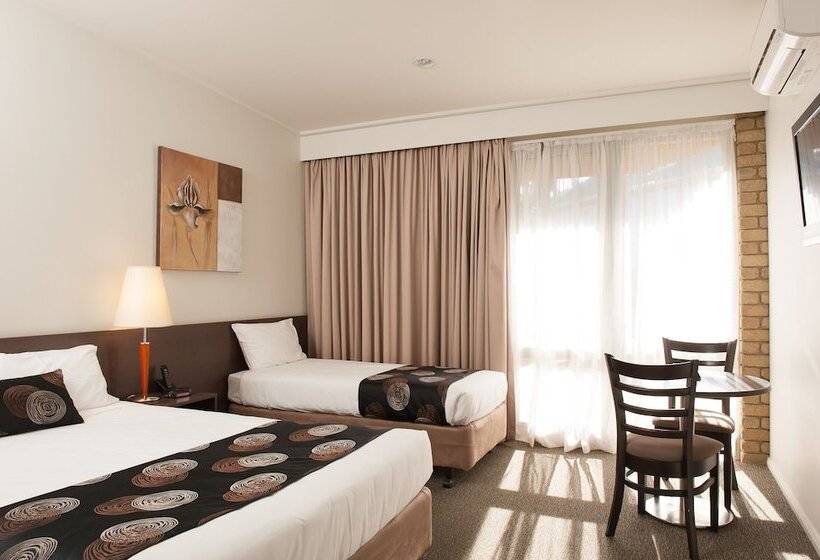 חדר סופריור, Mitchell On Main