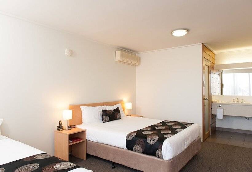 חדר סופריור, Mitchell On Main