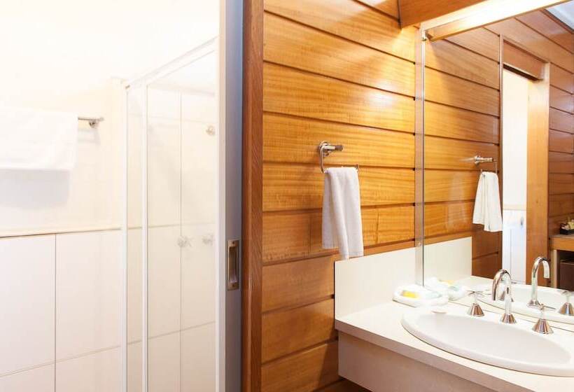 חדר סטנדרט, Mitchell On Main